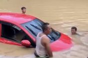 Mobil Hanyut Terbawa Banjir di Indramayu, Warga dan Petugas Gotong Royong Evakuasi