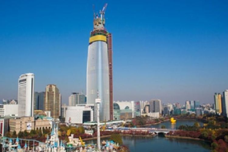 Bangunan tertinggi di Korea, Lotte World Tower akan dibuka pada 3 April 2017 mendatang. 