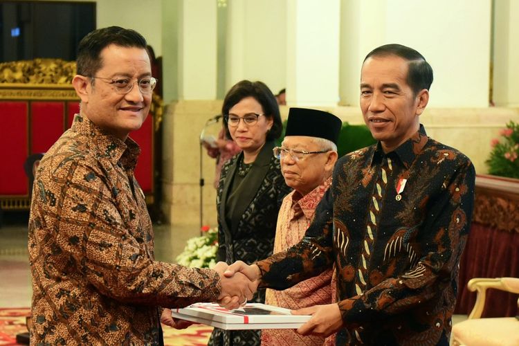 Mensos Juliari P.  Batubara menerima secara simbolik DIPA dari Presiden Joko Widodo, di Istana Negara,  Kamis (14/11/2019). Presiden berpesan agar realisasi anggaran untuk proyek yang bermanfaat untuk rakyat.