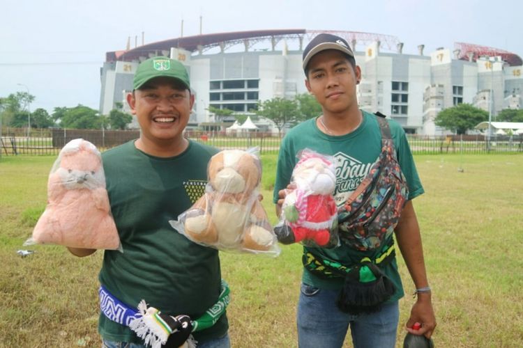 Demi menyemangati para penderita kanker, Bonek menyumbangkan boneka sebagai bentuk support kepada para penderita kanker.