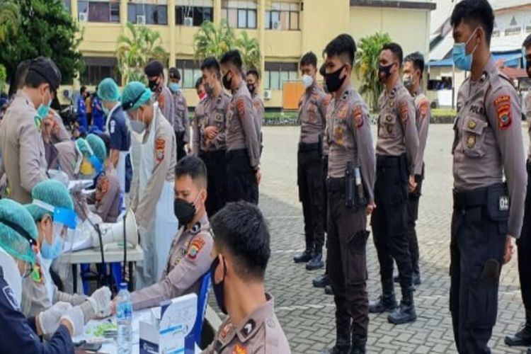 Police personnel in North Sulawesi undergo rapid tests before they will be deployed to provide protection and ensure safety to the upcoming regional elections on December 9, 2020. 