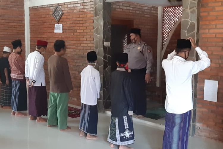 Aiptu Budiman mendirikan pesantren gratis untuk anak-anak yatim dan duafa di Purwakarta, Jawa Barat. 