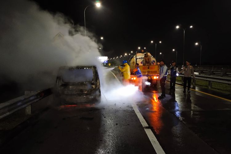 Damkar Kabupaten Malang saat melakukan pemadam kebakaran sebuah mobil di kawasan Tol Malang-Pandaan, Selasa (1/11/2022).