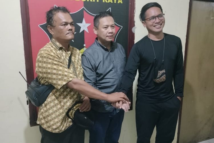 Kanit Reskrim Polsek Bukitraya Iptu Dodi Vivino (tengah) saat menengahi masalah Bram Aditya (kanan) dengan sopir taksi Bandara SSK II Pekanbaru yang berujung berdamai, Jumat (5/8/2022).