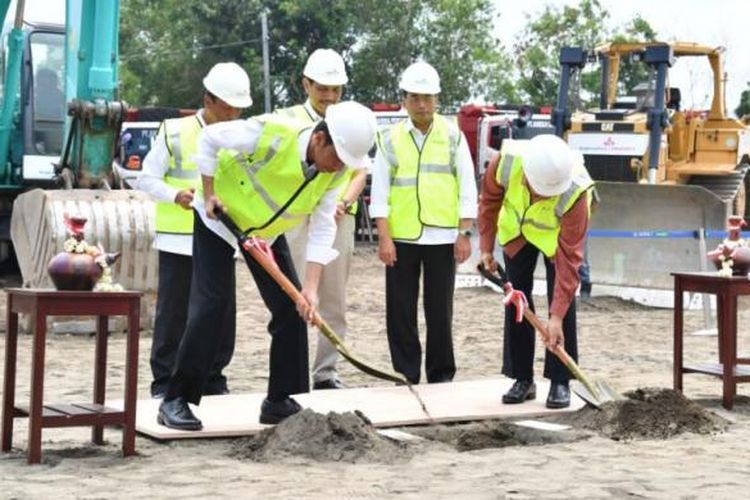 Presiden Joko Widodo saat memulai pembangunan bandara internasional Yogyakarta yang berlokasi di Dusun Jangkaran, Desa Jangkaran, Kecamatan Temon, Kabupaten Kulon Progo, Jumat (27/1/2017).
