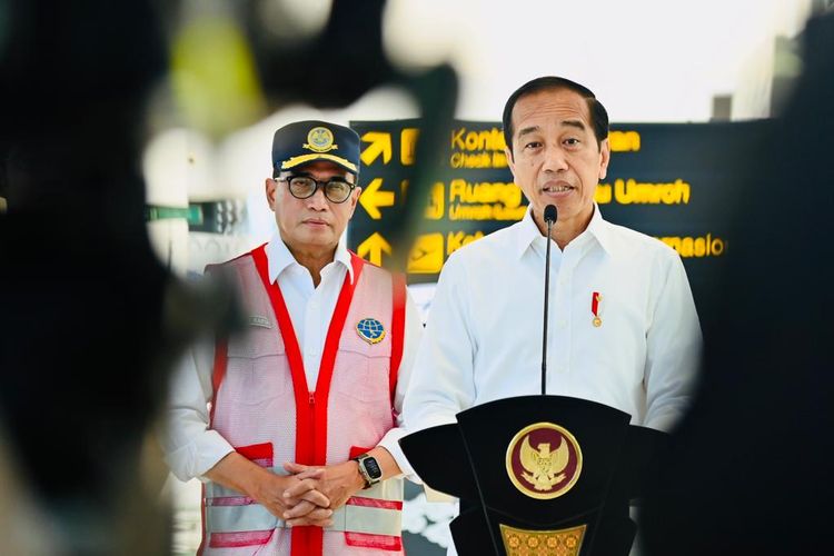 Presiden Joko Widodo memberikan keterangan pers setelah meninjau Bandara Kertajati, Majalengka, Selasa (11/7/2023).