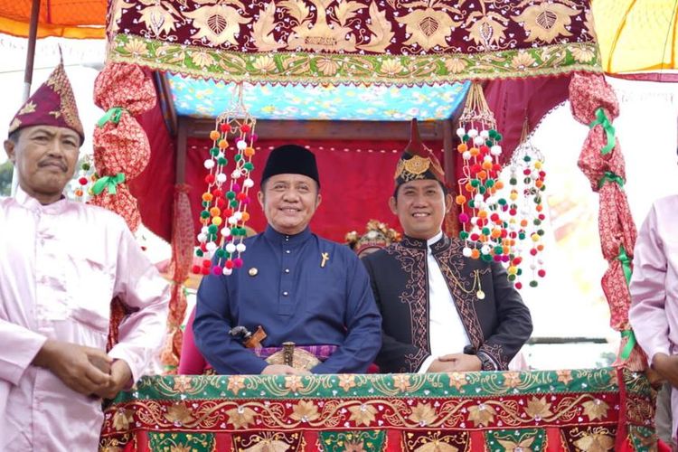 Gubernur Sumatera Selatan (Sumsel) Herman Deru saat membuka Festival Danau Ranau ke XXIII Tahun 2023 di Desa Banding Agung Ogan Komering Ulu (OKU) Selatan, Rabu (21/6/2023).
