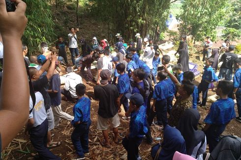 Pemakaman Siswi SMP yang Tewas di Gorong-gorong Tak Dihadiri Ayahnya