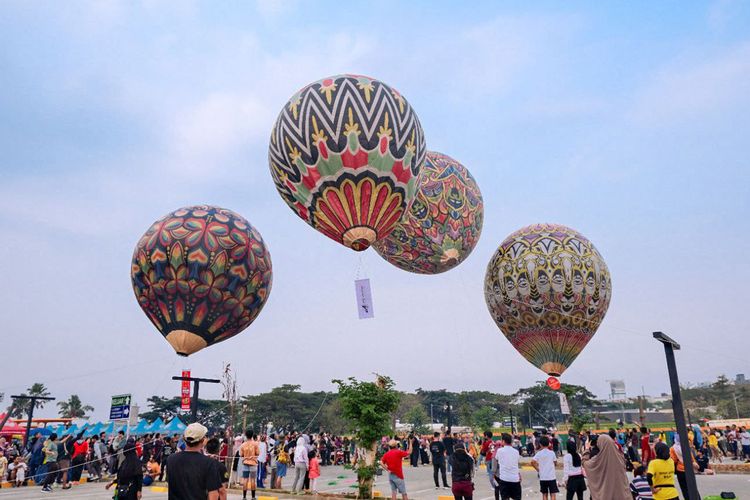 Festival Balon Udara Summarecon Mall Bekasi di area parkir selatan, Minggu (15/10/2023).