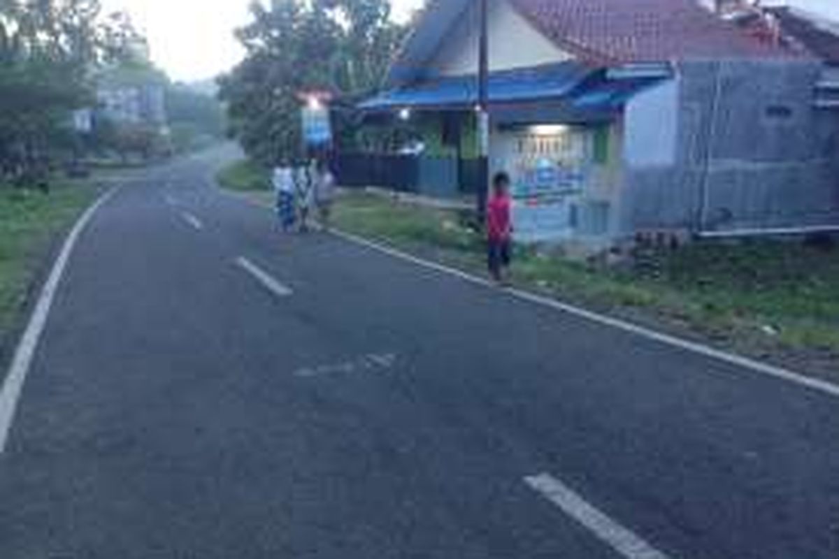 Sekelompok anak-anak melintas di depan Fahad Homestay di Jalan Raya Tanjung Lesung, Pandeglang, Banten, Jumat (6/5/2016).