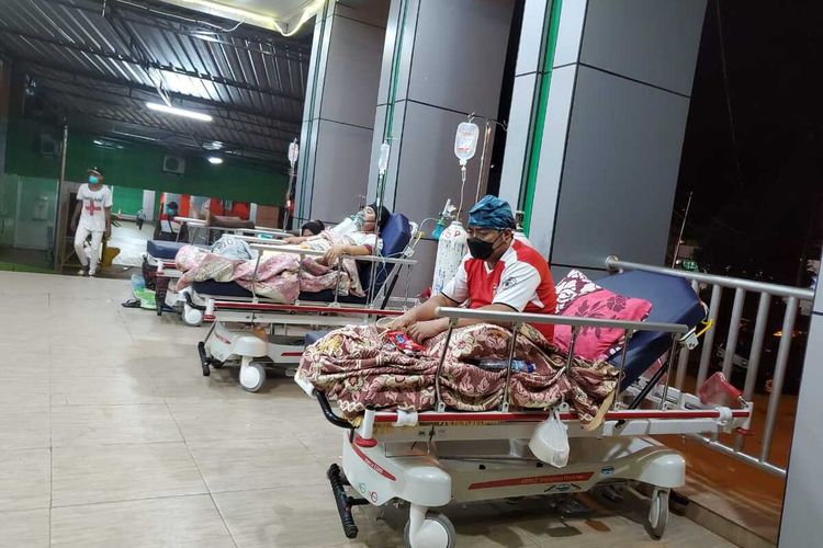 Para pasien Covid-19 di RSUD Jayapura yang harus dirawat di bagian teras rumah sakit karena kapasitas tempat tidur normal sudah penuh, Jayapura, Papua, Sabtu (17/7/2021)