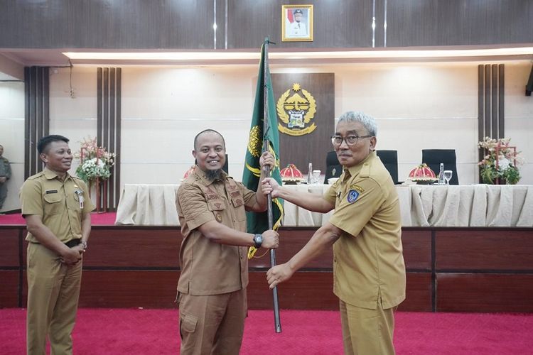 Gubernur Sulawesi Selatan (Sulsel) Andi Sudirman Sulaiman melepas 83 atlet yang akan berlaga di Pornas XVI. 