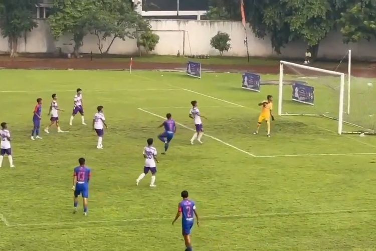 Pertandingan sepak bola antara Kota Malang melawan Bojonegoro dalam Pekan Olahraga Provinsi (Porprov) IX Jawa Timur 2025.