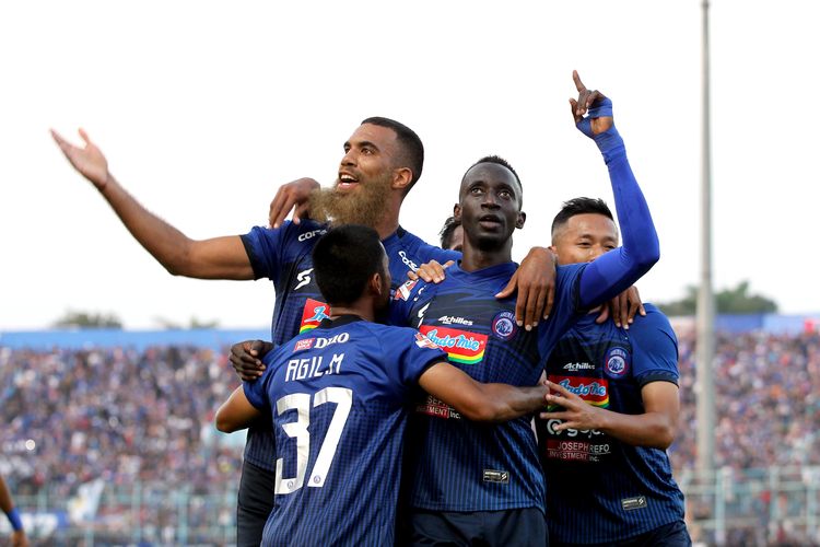 Pemain Arema FC dari Belanda, Sylvano Comvalius (kiri) turut menyumbang gol ketiga ke gawang Persebaya Surabaya saat Pekan ke 14 Liga 1 2019 yang berakhir dengan skor 4-0 di Stadion Kanjuruhan Kabupaten Malang, Jawa Timur, Kamis (15/08/2019) sore.