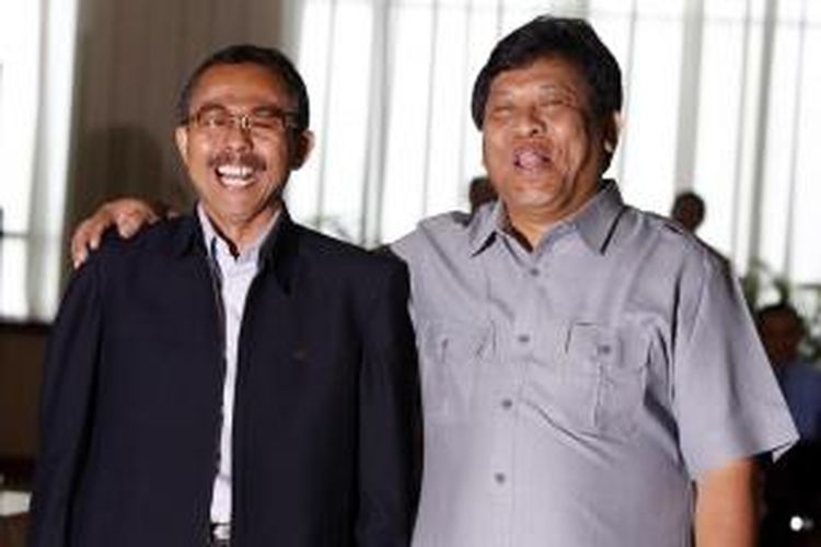 Eman Suparman (kiri) dan Imam Anshori Saleh (kiri) saat terpilih sebagai Ketua dan Wakil Ketua Komisi Yudisial usai rapat terbuka pemilihan yang diikuti tujuh komisioner di Gedung Komisi Yudisial, Jakarta Pusat, Kamis (30/12/2010)