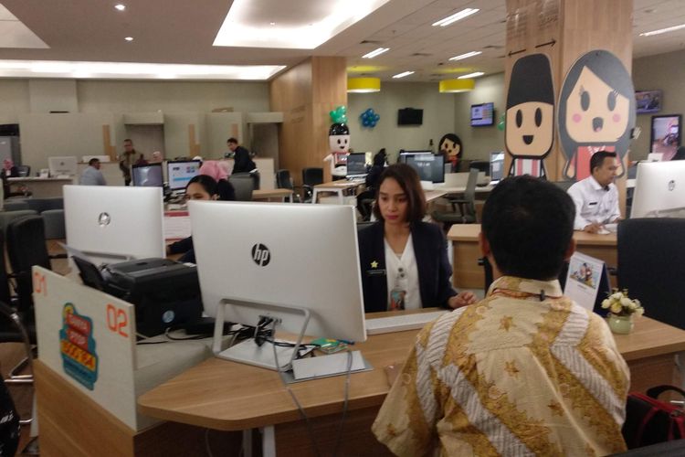 Pengurusan izin di Mal Pelayanan Publik DKI Jakarta, Setiabudi, Jakarta Selatan, Senin (15/20/2018).