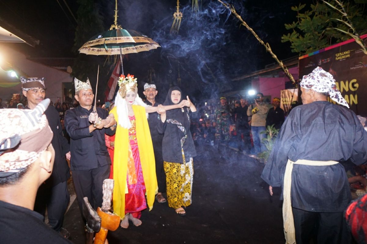 Penari Seblang membawa keris sebagai bentuk perlawanan. Seblang Bakungan digelar pada Minggu (10/9/2017)