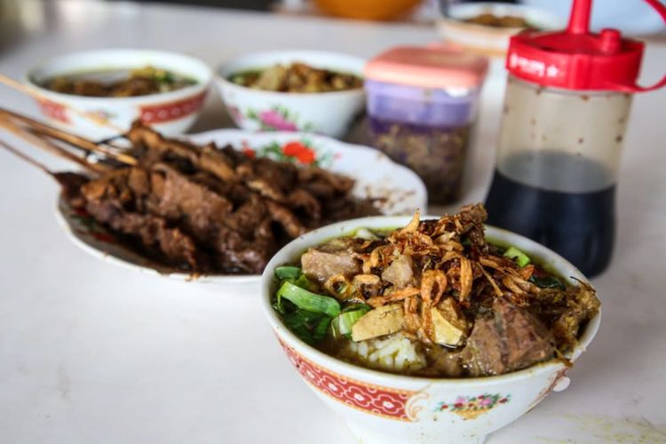 Julukan Kota Grombyang yang disematkan kepada Kabupaten Pemalang berasal dari nama kuliner khas setempat yaitu nasi grombyang.
