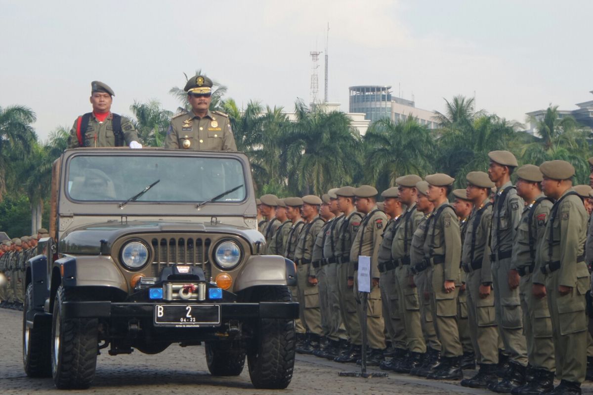 Wakil Gubernur DKI Jakarta Djarot Saiful Hidayat dalam apel perayaan ulang tahun Satpol PP di Lapangan Monas, Kamis (28/4/2017). 