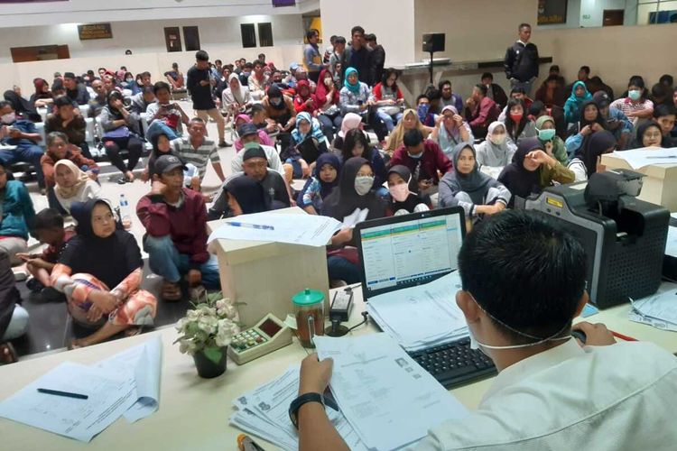 Masyarakat menyerbu kantor Disdukcapil Kabupaten Tangerang untuk mengurus dokumen administrasi saat libur setelah ditetapkan status kejadian luar biasa (KLB) corona atau Covid-19, Rabu (18/3/2020).