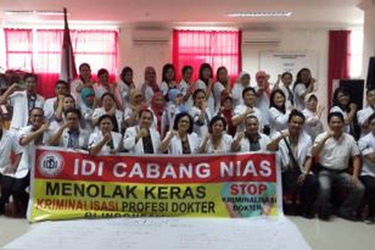 puluhan dokter gelar aksi solidaritas dengan tanda tangan dan gelar spanduk di RSUD Gunungsitoli