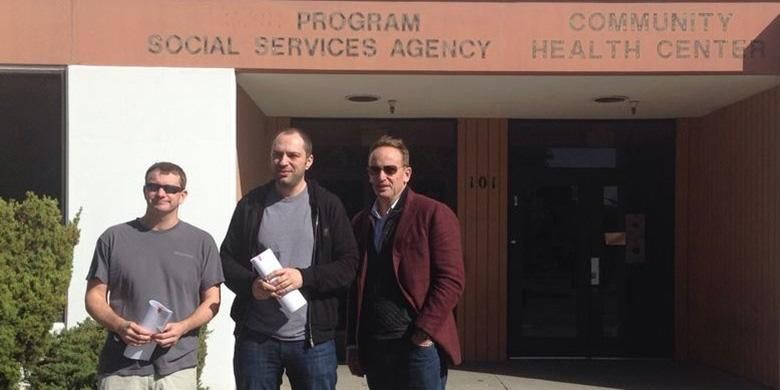 Brian Acton (kiri), Jan Koum (tengah) dan Jim Goetz dari Sequoia Capital berfoto di depan bekas kantor Dinas Sosial North County usai meneken perjanjian dengan Facebook