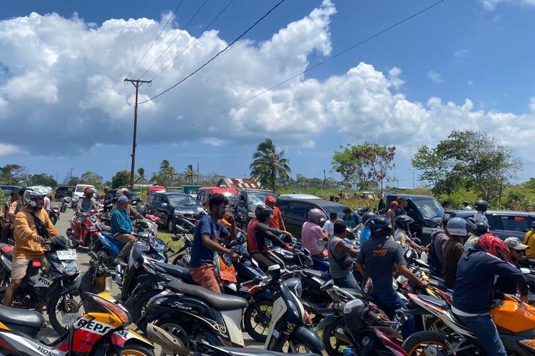 Antrean panjang ratusan kendaraan roda dua juga roda empat di satu-satunya SPBU yang menjual BBM di Kota Tiakur Kabupaten Maluku Barat Daya setelah sepekan lebih langka, Rabu, (28/2/2024)
