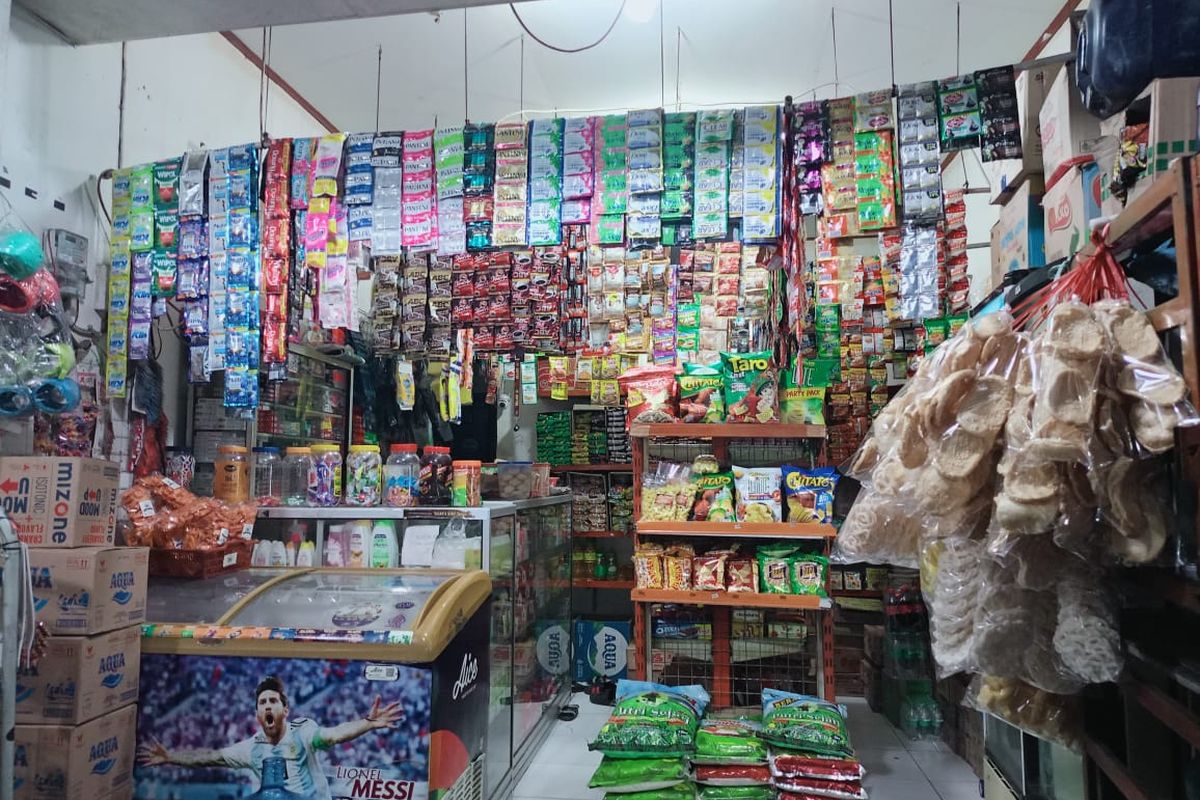 Air minum dalam kemasan plastik kecil masih dijual di warung di Bali.