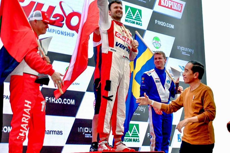 Hasil F1 Powerboat Danau Toba: Bartek Marszalek Menangi Race 1