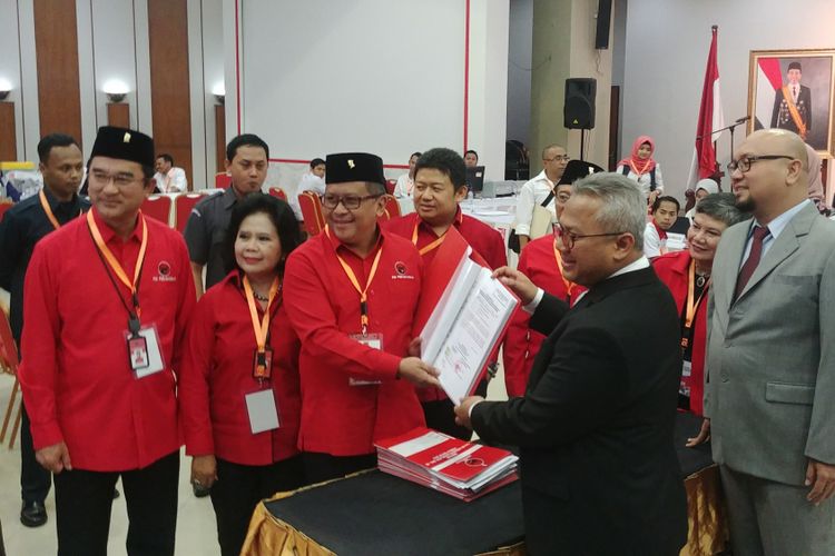 Sekjen PDI-P Hasto Kristiyanto mendaftarkan caleg PDI-P ke KPU, Selasa (17/7/2018).