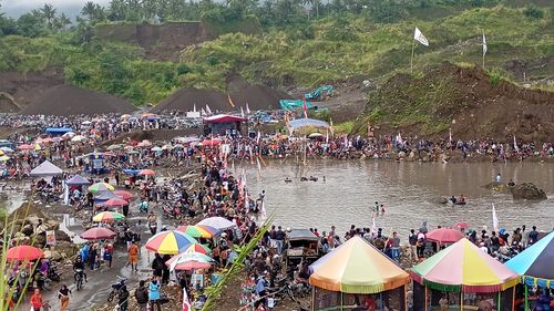 Syukuran Prabowo-Gibran Unggul, Warga Tasik Tangkap Ikan Jumbo Gratis