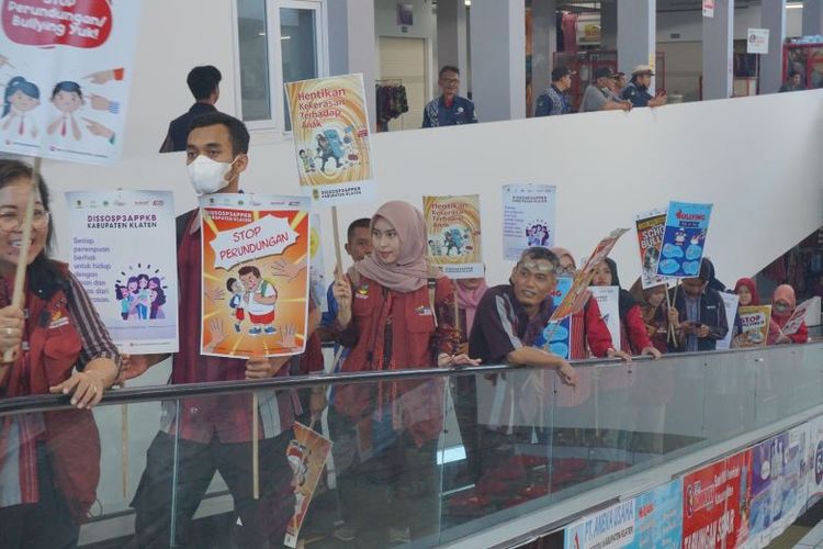 Ratusan peserta mengikuti aksi kampanye stop kekerasan terhadap anak dan wanita di Pasar Gedhe Klaten, Kamis (23/11/2023).