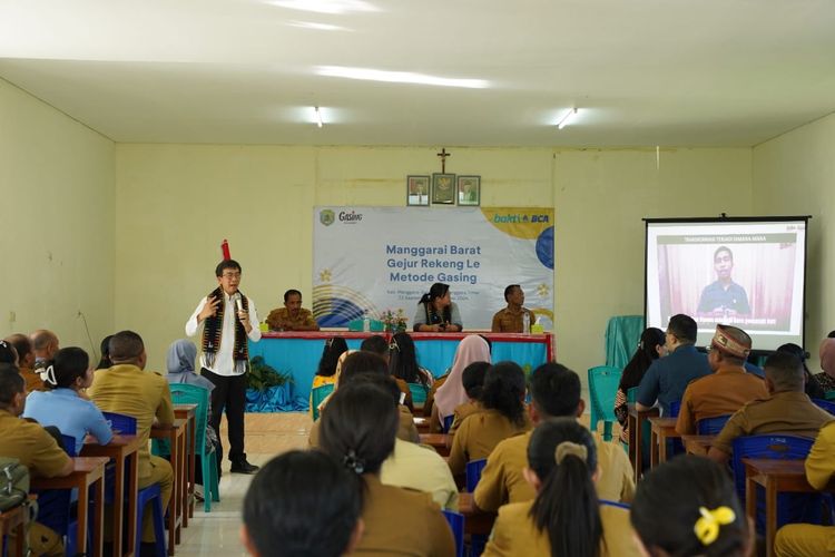 BCA menggelar program pelatihan berhitung Gasing (Gampang, Asyik, dan Menyenangkan) menghadirkan Prof. Yohanes Surya (kemeja putih) di Kecamatan Komodo, Kabupaten Manggarai Barat, NTT.