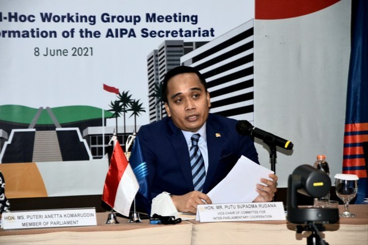 Wakil Ketua Badan Kerja Sama Antar-Parlemen (BKSAP) DPR RI Putu Supadma Rudana pada pertemuan Ad Hoc Working Group Meeting on Transformation of the AIPA Secretariat  yang digelar virtual di Tangerang Selatan.