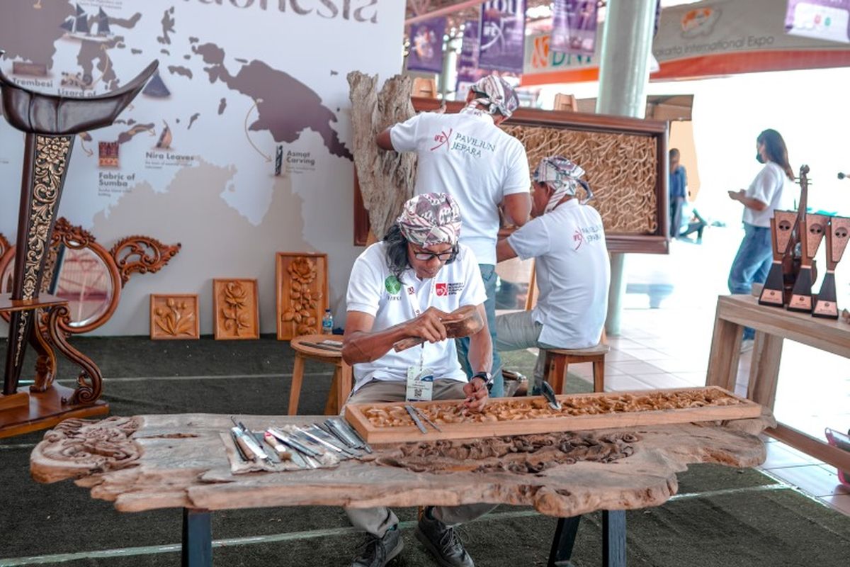 Suasana pameran Indonesia International Furniture Expo (IFEX). 