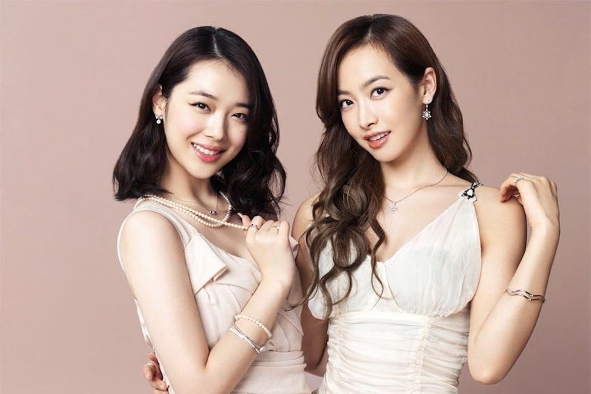 Dua bintang Kpop Sulli (kiri) dan Victoria f(x).