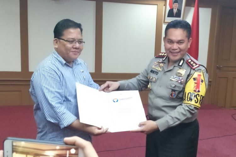 Komisioner Ombudsman Adrianus Meliala bersama Kapolres Cirebon di Kantor Ombudsman, Jakarta,