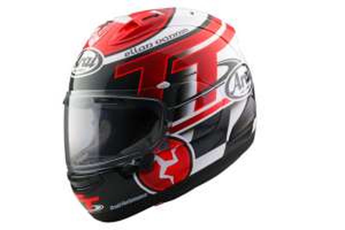 Helm edisi terbatas, Arai RX-7X IOM TT, yang sudah tersedia di Indonesia.  