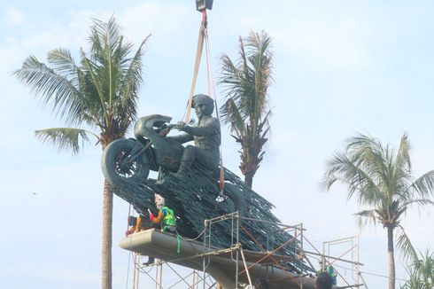 Patung Jokowi Naik Motor Tiba di Mandalika, Dipasang di Mana?
