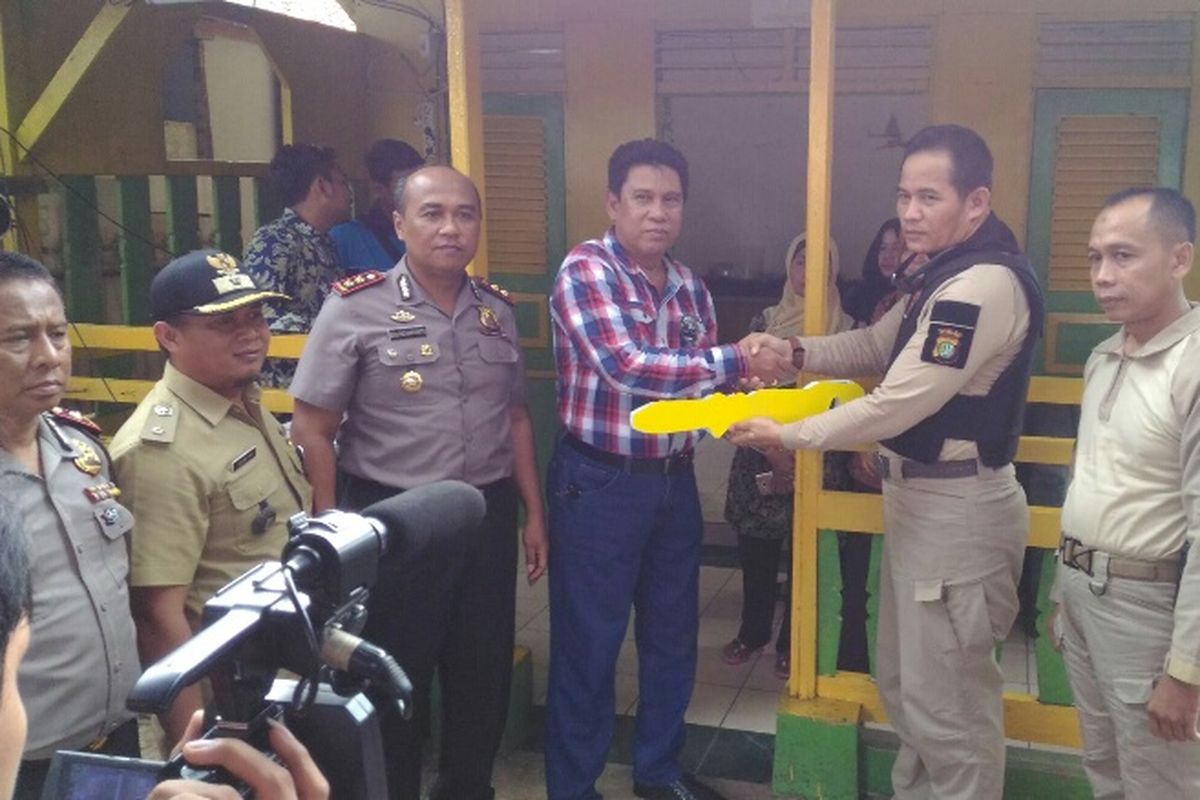 Prosesi penyerahan kunci Posko Taktis Tim Rajawali di Banjir Kanal Timur, Cipinang Besar Selatan, Selasa (11/7/2017).