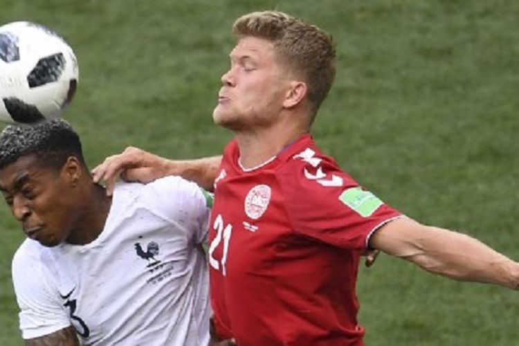 Presnel Kimpembe (kiri) dan Andreas Cornelius berebut bola pada pertandingan Denmark vs Perancis di Moskwa, 26 Juni 2018. Kabar terkini menyebut Kimpembe tercoret dari skuad Perancis di Piala Dunia 2022 karena cedera.