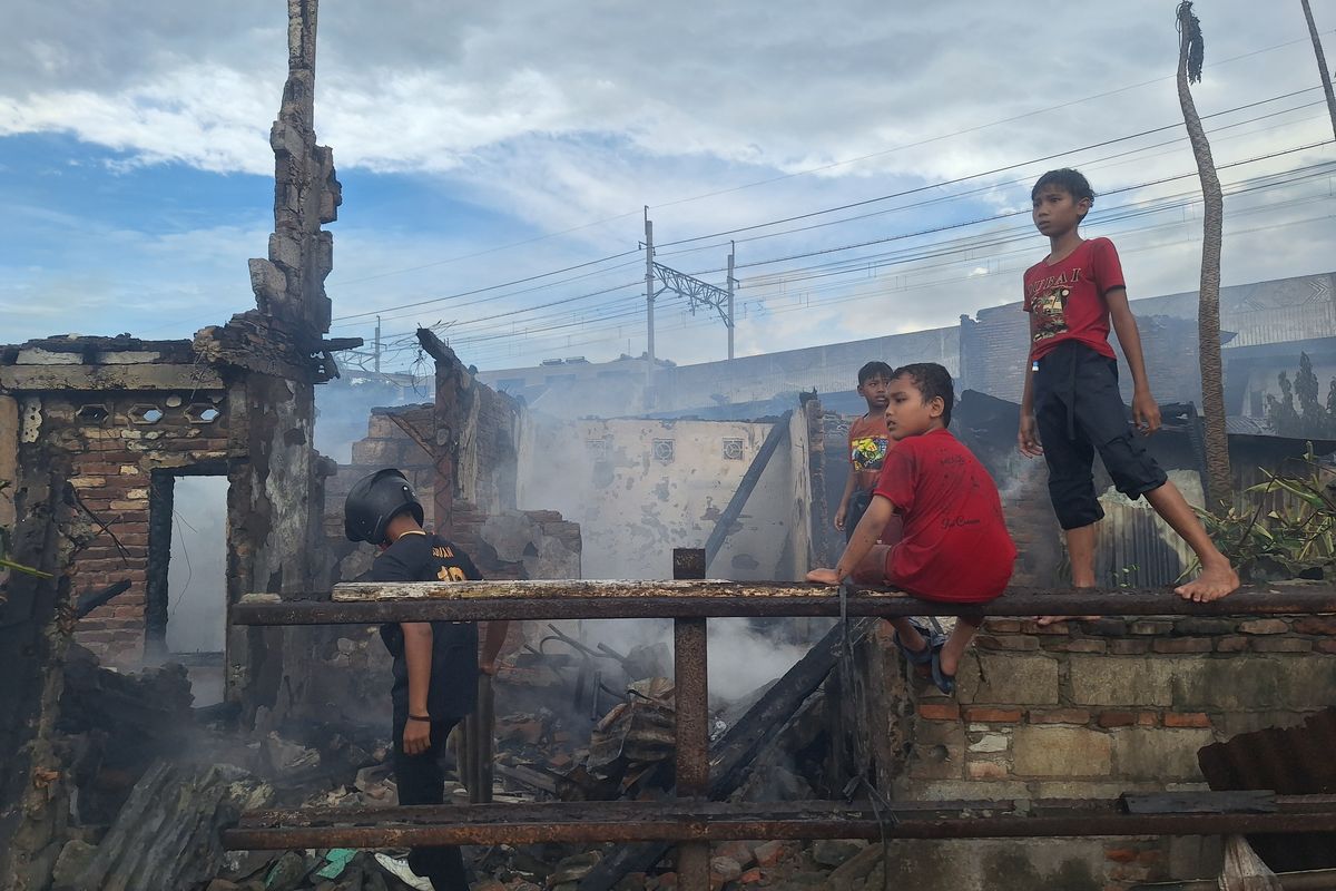 Petugas Damkar Pingsan Tertimpa Tembok Saat Bertugas di Kebakaran Menteng