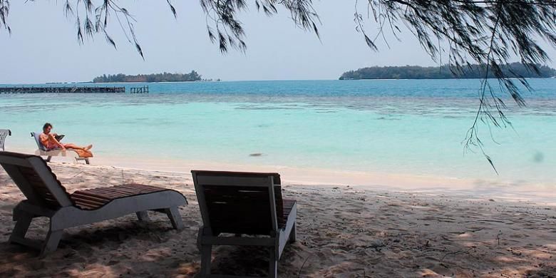 Seorang wisatawan menikmati ketenangan pantai Pulau Sepa, salah satu pulau resor di Kepulauan Seribu, Jakarta, Rabu (7/10/2015). Ketenangan dan alam pantai yang asri adalah nilai lebih yang bisa diperoleh di pulau-pulau resor.