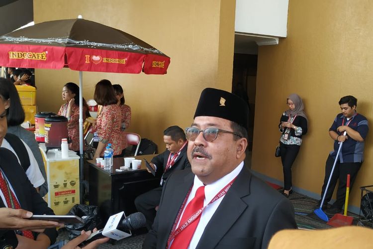 Artis peran dan politisi PDI-P Rano Karno sesaat sebelum dilantik sebagai anggota DPR periode 2019-2024 pada Selasa (1/10/2019).
