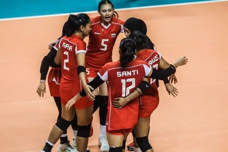 Timnas Voli Putri U21 Indonesia pada laga melawan Serbia di laga Pul A Kejuaraan Dunia Voli U-21 2025 di Jawa Pos Arena, Surabaya, Senin (11/8/2025) malam.