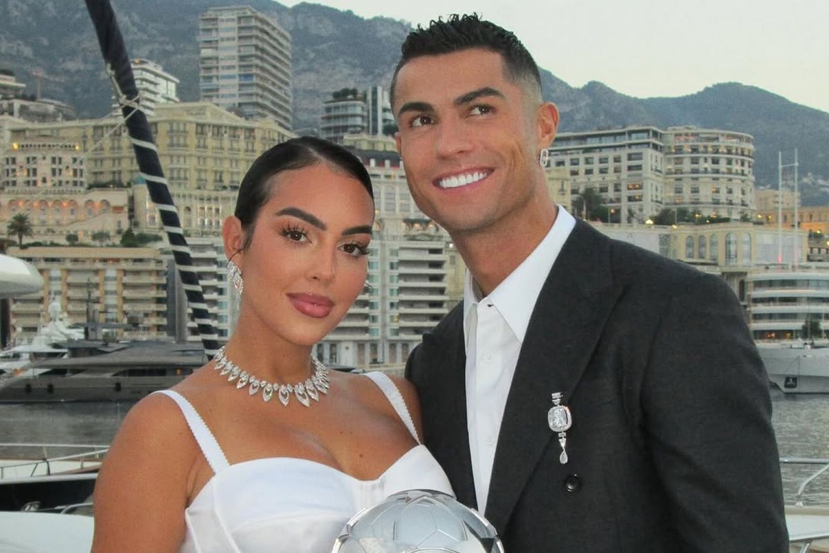 Cristiano Ronaldo (kiri) berpose dengan kekasihnya, Georgina Rodriguez (kanan).