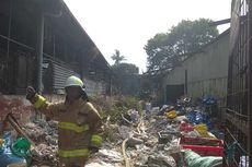 Kebakaran Landa Penampungan Limbah Plastik di Kawasan Industri Panyileukan Bandung