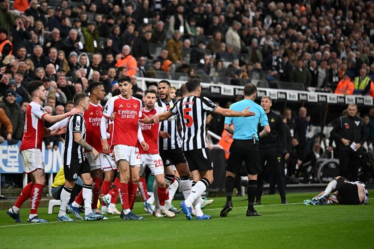 Para pemain Newcastle United dan Arsenal bersitegang pada laga lanjutan Liga Inggris Newcastle vs Arsenal di Stadion St James' Park, Newcastle, pada Sabtu (4/11/2023) malam WIB.