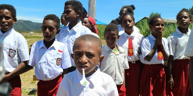 Anak-anak SD di Distrik Anggi, Kabupaten Pegunungan Arfak, Papua Barat mengikuti lomba 17 Agustus di Lapangan Anggi setelah upacara pengibaran bendera merah putih, Jumat (17/8/2018) siang. Lomba 17 Agustus di Lapangan Anggi merupakan bagian dari kegiatan Bhakti Papua Ekspedisi Bumi Cenderawasih Mapala UI.