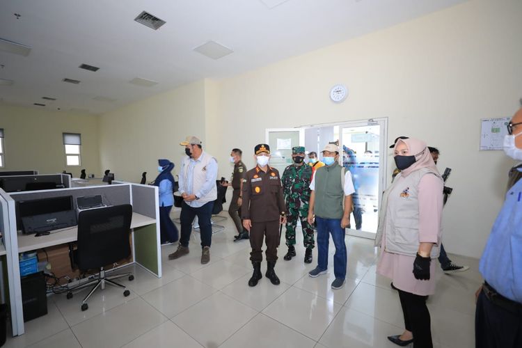 KUNJUNGI—Tim Satgas Covid-19 Kota Madiun yang dipimpin Wakil Walikota Madiun, Inda Raya Ayu Miko Saputri mengunjungi kantor perbankan dan industri untuk mengecek kepatuhan terhadap penerapan PPKM Darurat di Kota Pecel, Kamis (8/7/2021)